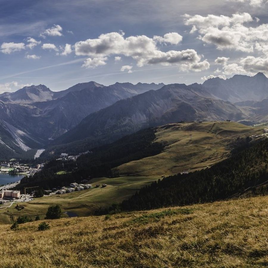 Blick über Arosa und die umliegenden Berge